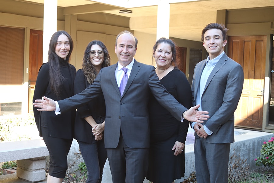 Kyle Scott con el equipo de Kyle Scott Law en Tustin