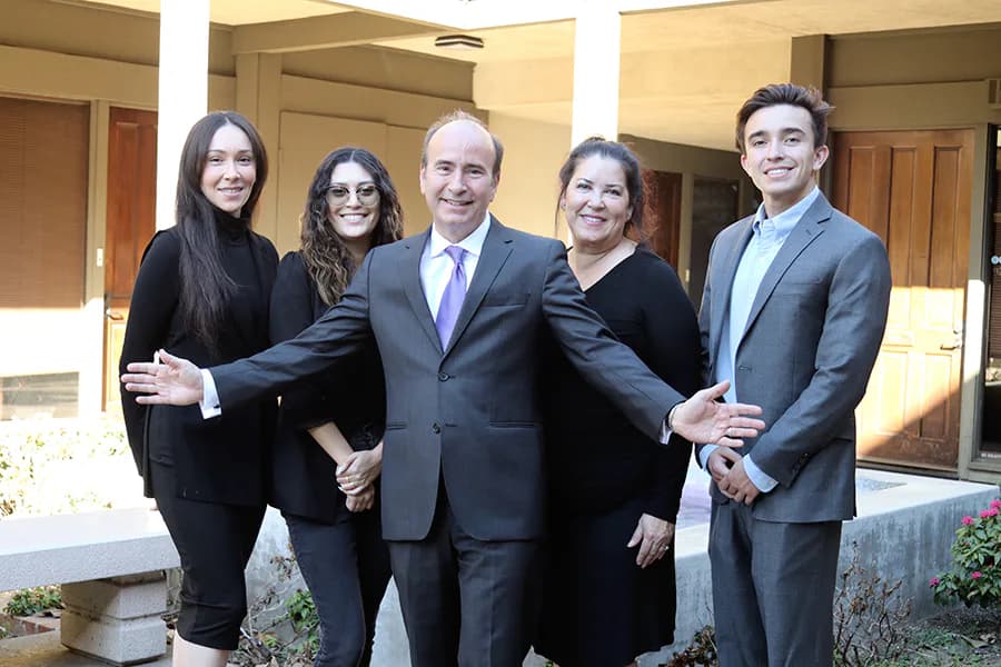 El equipo de Kyle Scott Law frente a la oficina de Tustin
